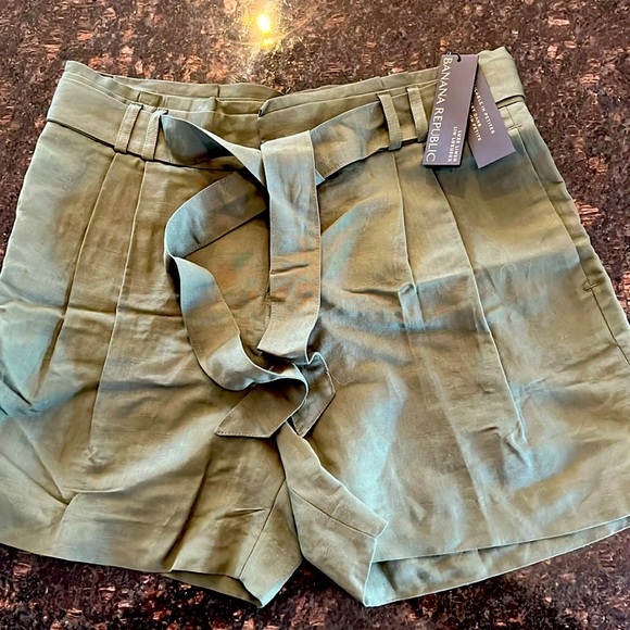 Short by banana republic, size 6 olive green - Picture 1 of 3